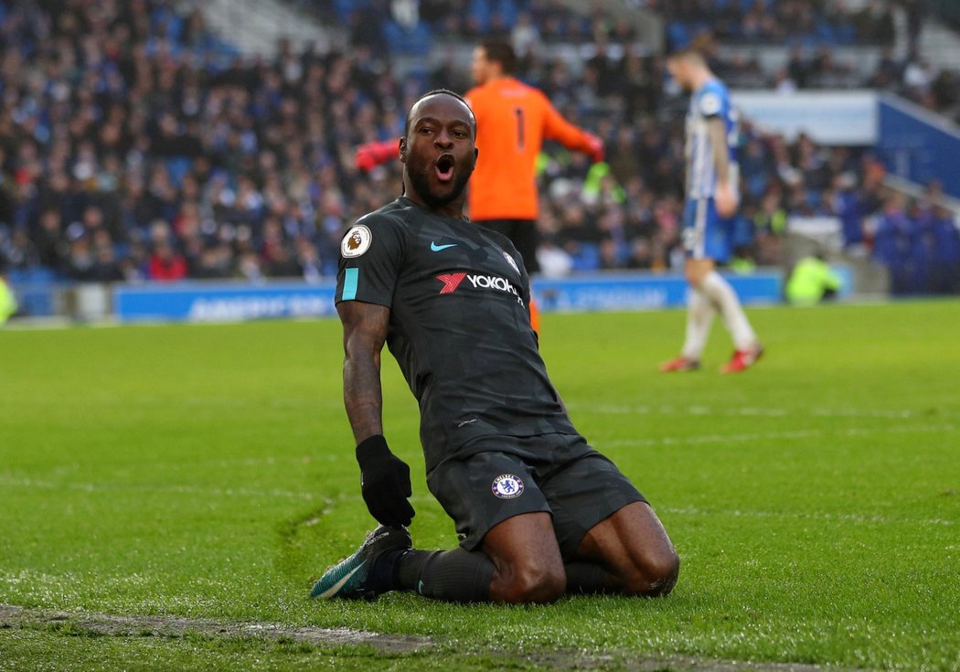 Victor Moses z Chelsea slaví branku do sítě Brightonu