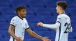 Chelsea porazila Brighton 3:1, na snímku střelec druhé branky Chelsea Reece James (vlevo) slaví s Kaie Havertzem (vpravo)