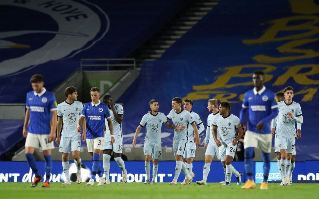 Fotbalisté Chelsea oslavují první branku v utkání s Brightonem
