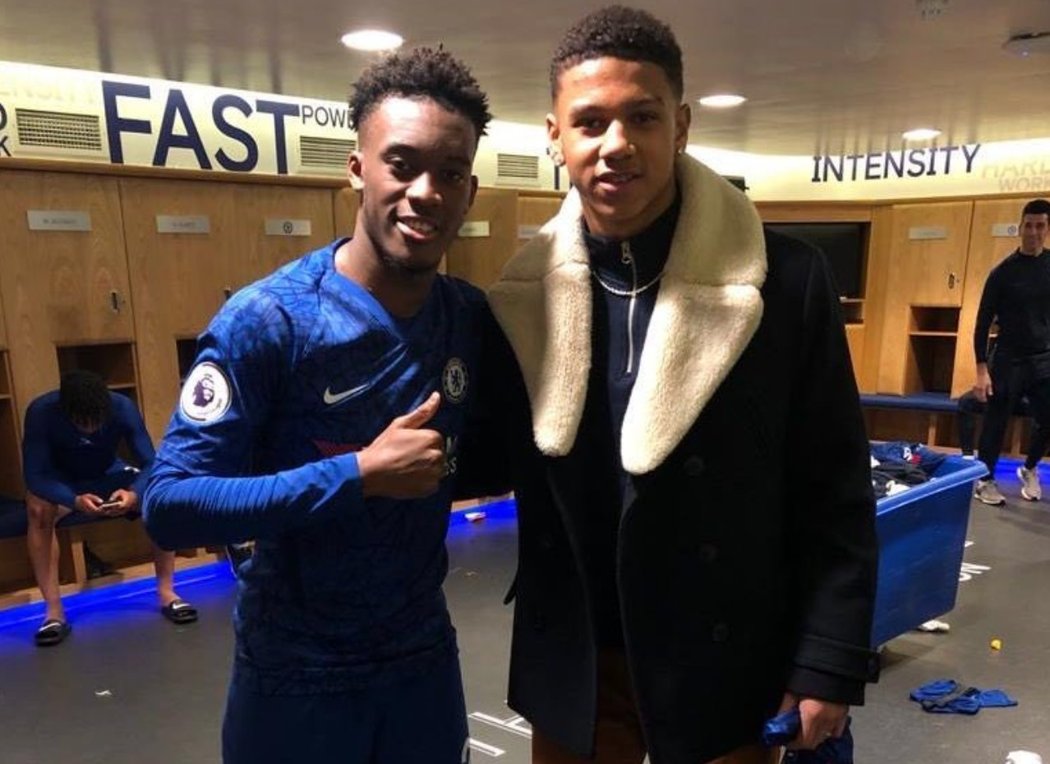 Callum Hudson Odoi (vlevo) na fotografii s Bryanem Fiabemou  (vpravo)