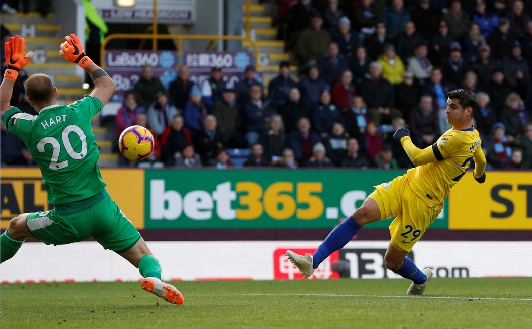 Útočník Álvaro Morata z Chelsea pálí na branku Joea Harta z Burnley