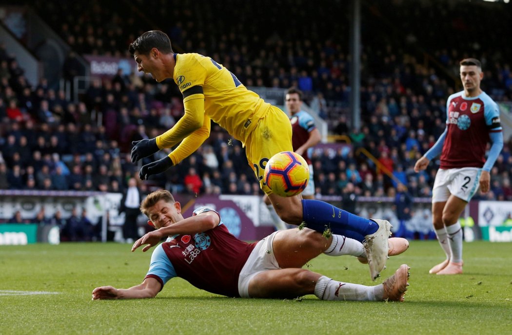 Útočník Chelsea Álvaro Morata padá po ostrém skluzu od jednoho z protihráčů z Burnley