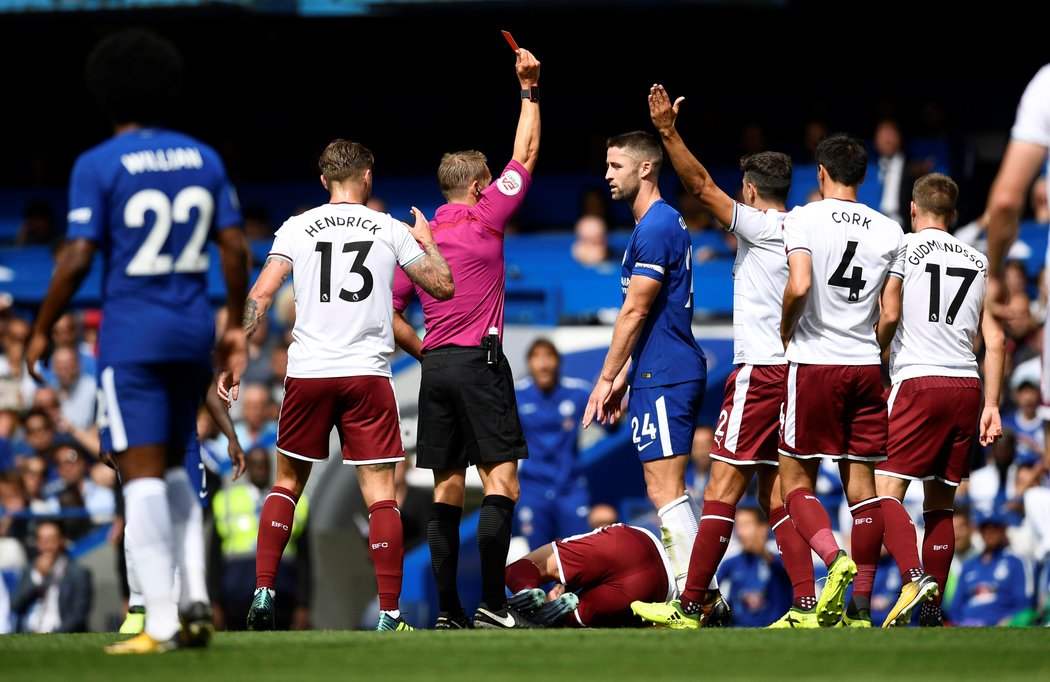 Do osudu utkání Chelsea a Burnley výrazně promluvilo vyloučení Garyho Cahilla