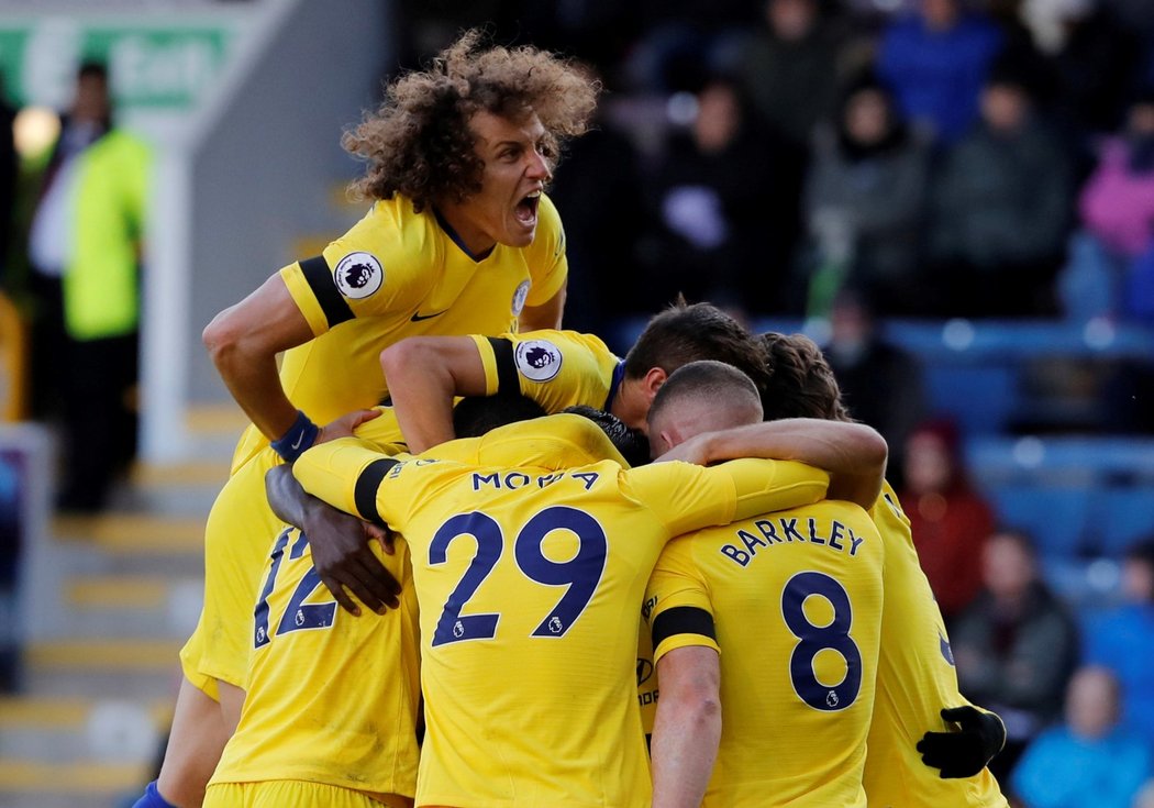 Fotbalisté Chelsea se radují z třetího gólu do sítě Burnley, o který se postaral brazilský záložník Willian