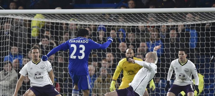 Juan Cuadrado pálil na branku Evertonu, ale branky v dresu Chelsea se ve středu nedočkal. Chelsea ale vyhrála 1:0.