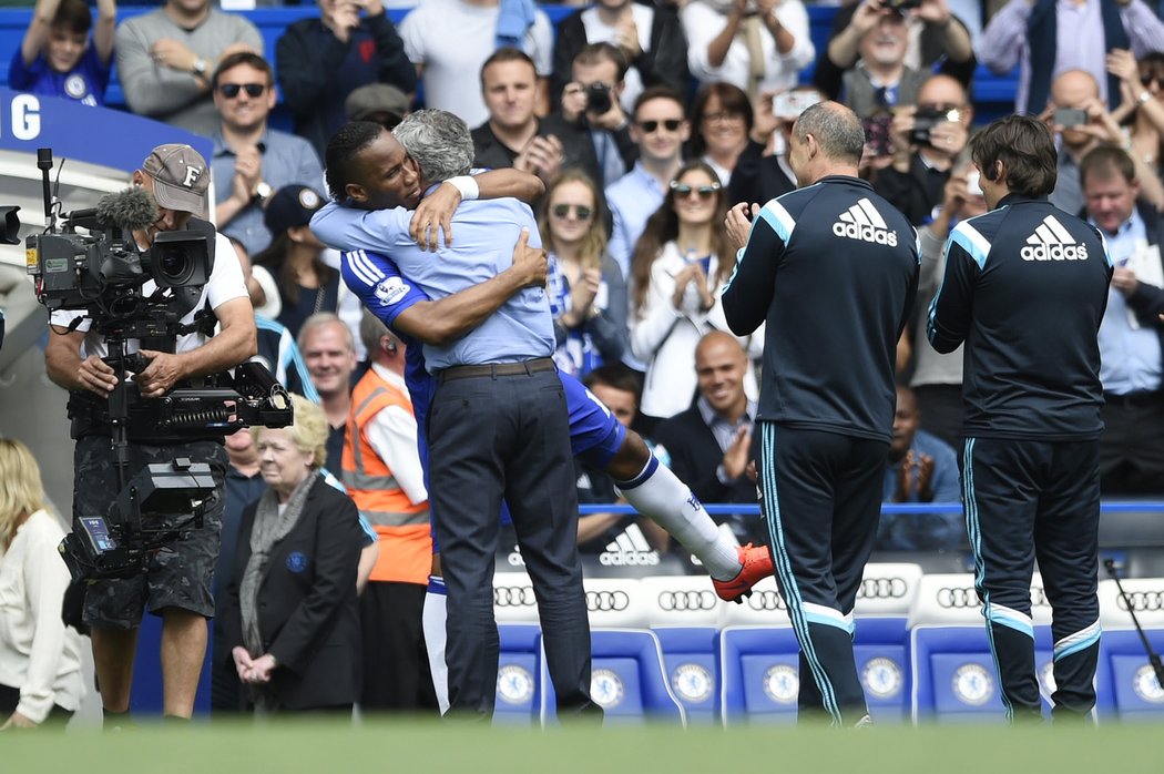 Portugalský manažer Chelsea Jose Mourinho se objal před výkopem duelu se Sunderlandem s útočníkem Didierem Drogbou.