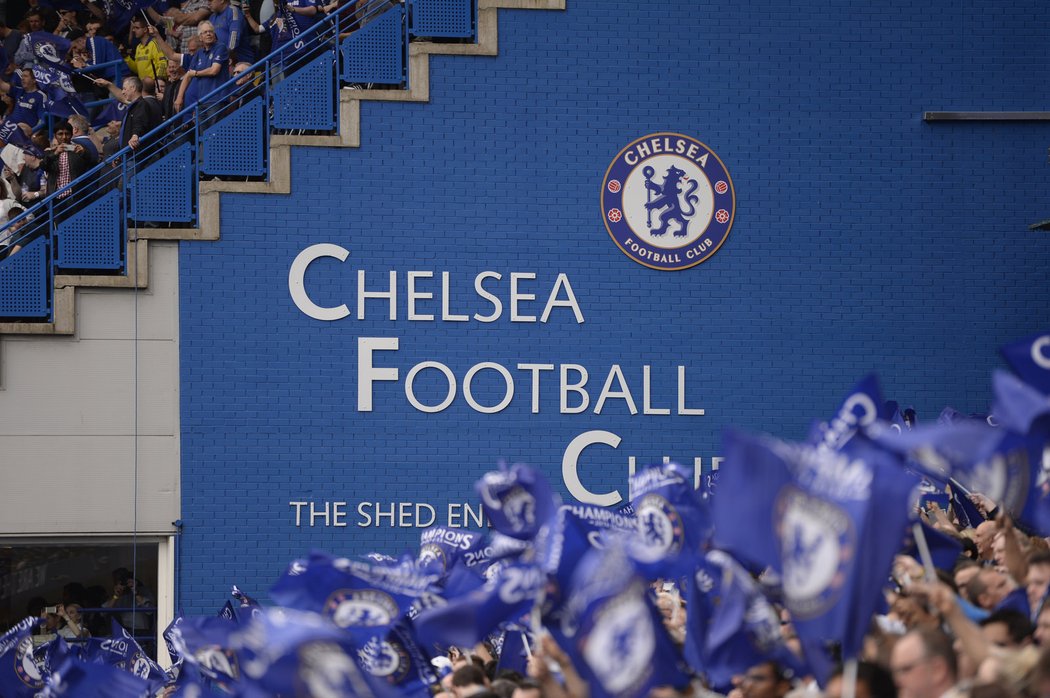 Fanoušci Chelsea se při zápase se Sunderlandem loučili s Didierem Drogbou a Petrem Čechem. Klub slavil mistrovský titul.