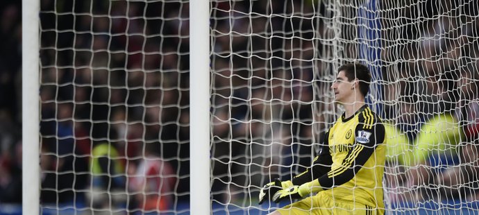 Brankář Chelsea Thibaut Courtois jen bezmocně klečí v brance. Tuší, že si pořádně zavařil. Dostal totiž gól od Charlieho Adama ze Stoke, který vypálil z vlastní poloviny hřiště.