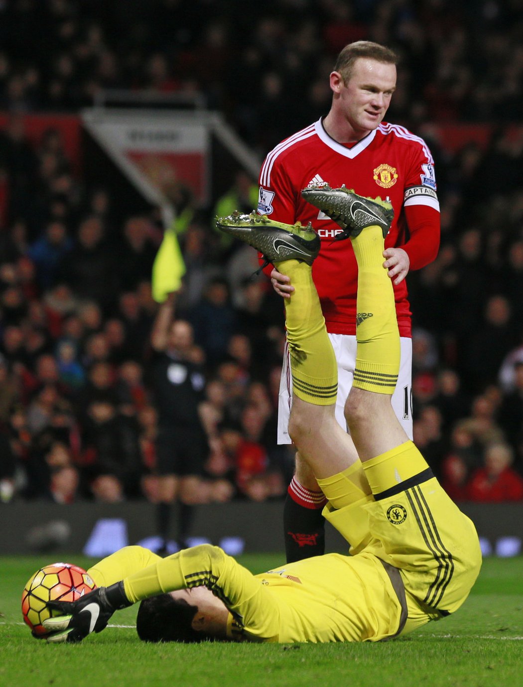 Belgický gólman Courtois je sice na lopatkách, ale míč do branky Chelsea nepustil. &#34;Blues&#34; brali na Manchesteru United remízu 0:0 a Courtois zářil.