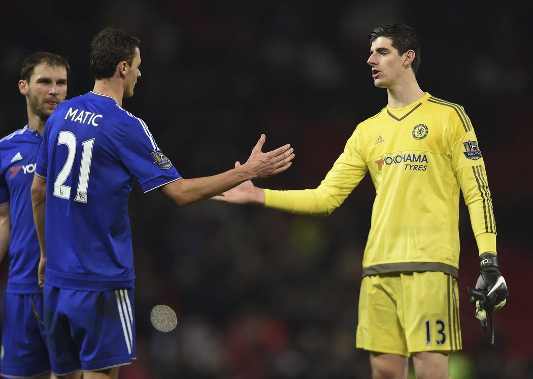 Zaslouženou gratulaci k udrženému čistému kontu mohl přijmout brankář Chelsea Courtois od spoluhráčů po utkání na Manchesteru United. Belgičan se činil a blýskl se několika parádními zákroky.