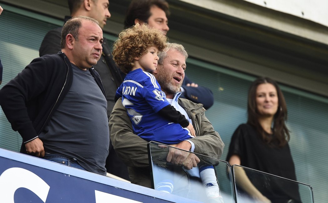 Majitel fotbalové Chelsea Roman Abramovič slaví zisk titulu se synem Aaronem v náručí
