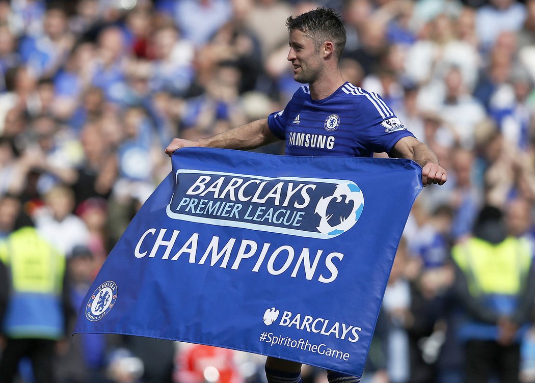 Gary Cahill slaví se speciální vlajkou zisk titulu pro Chelsea