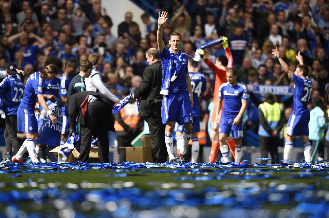 Nemanja Matic slaví zisk titulu po výhře Chelsea s Crystal Palace