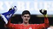 Thibaut Courtois slaví po výhře Chelsea nad Crystal Palace zisk mistrovského titulu