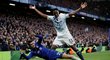 Útočník Chelsea Álvaro Morata upadl po souboji s obráncem Yerrym Minou z Evertonu