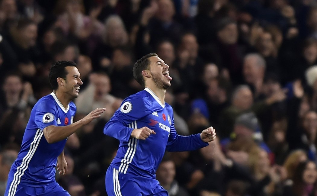 Eden Hazard (vpravo) z Chelsea slaví gól do sítě Evertonu