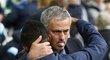 José Mourinho se před duelem Chelsea s Evertonem objímá se Samuelem Eto&#39;oem