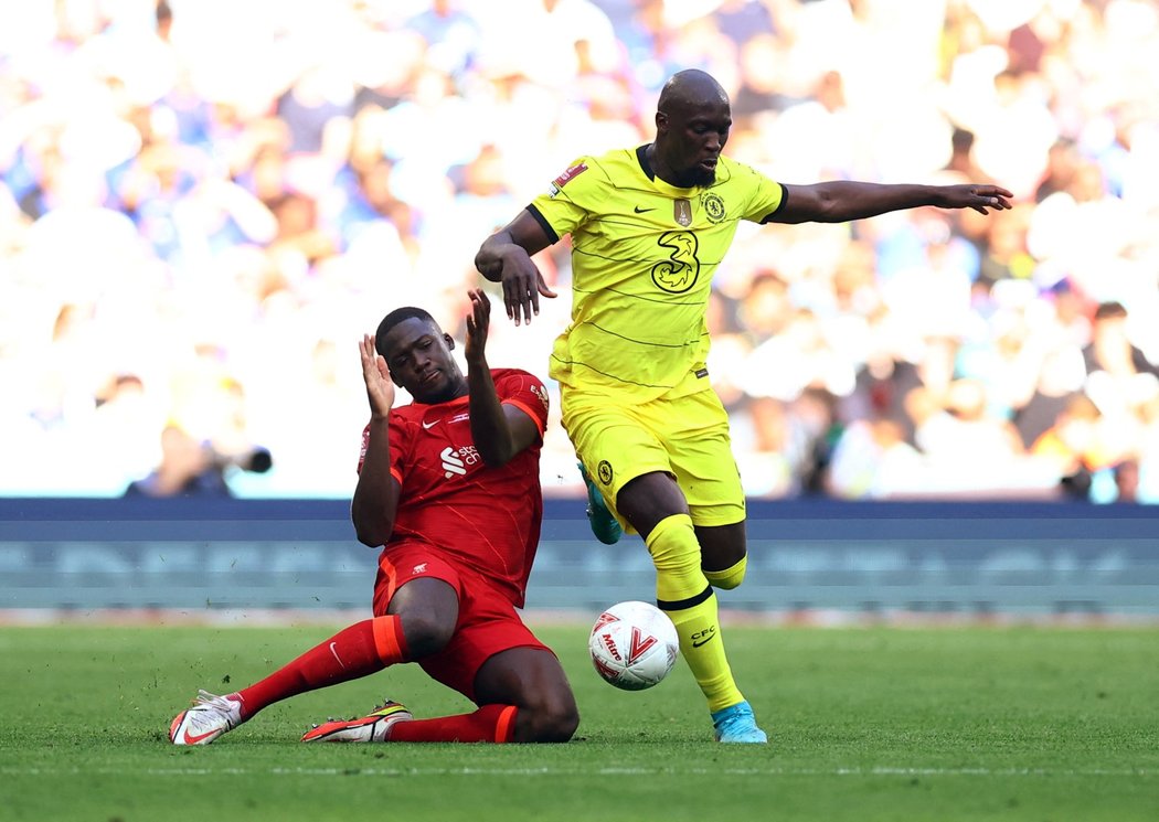 Brankář Romelu Lukaku v akci při zápase s Liverpoolem.