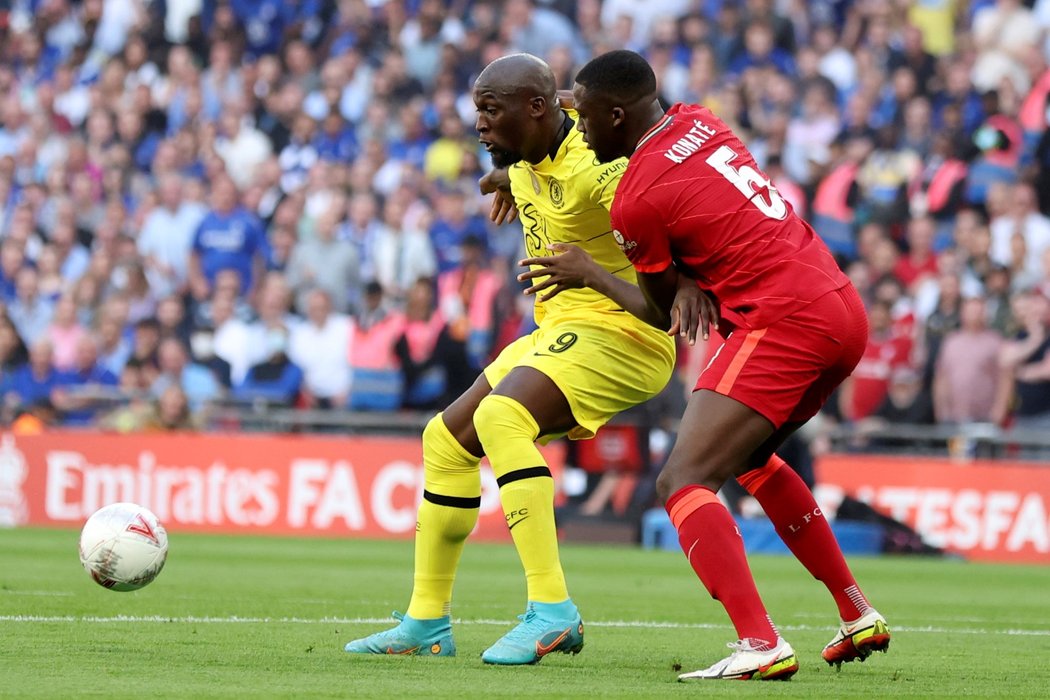 Romelu Lukaku v souboji při zápase s Liverpoolem