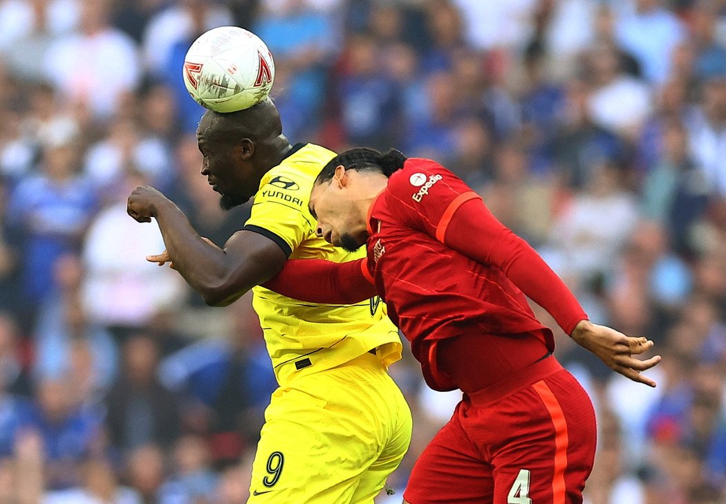 Urostlý útočník Romelu Lukaku v hlavičkovém souboji při zápase s Liverpoolem.