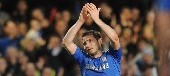 Frank Lampard děkuje fanouškům Chelsea, kteří jej vyprovázeli ze hřiště neutuchajícím aplausem