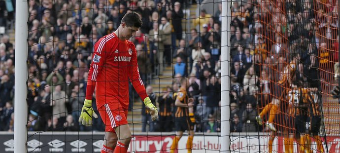 Thibaut Courtois si jde do branky pro míč, který tam po jeho chybě poslal Abel Hernandez