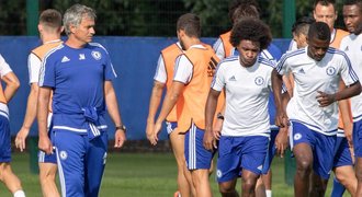 Jak z krize? Chelsea zakázala vtípky, Mourinho by chtěl Valdése