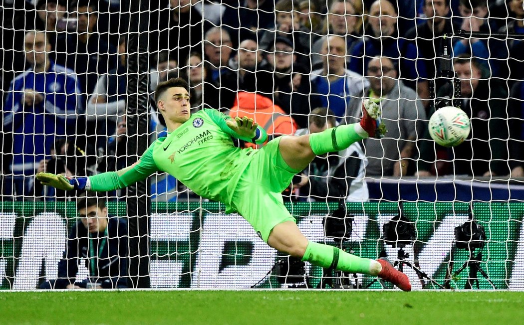 Kepa, gólman Chelsea, při penaltách s Manchesterem City