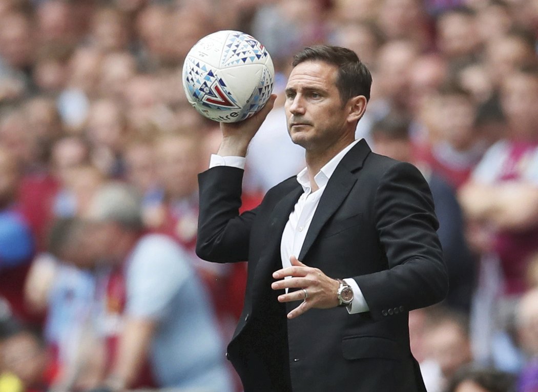 Novým trenérem fotbalistů Chelsea se stal Frank Lampard. Někdejší lídr &#34;Blues&#34; přišel z druholigového Derby County a nahradil Maurizia Sarriho.