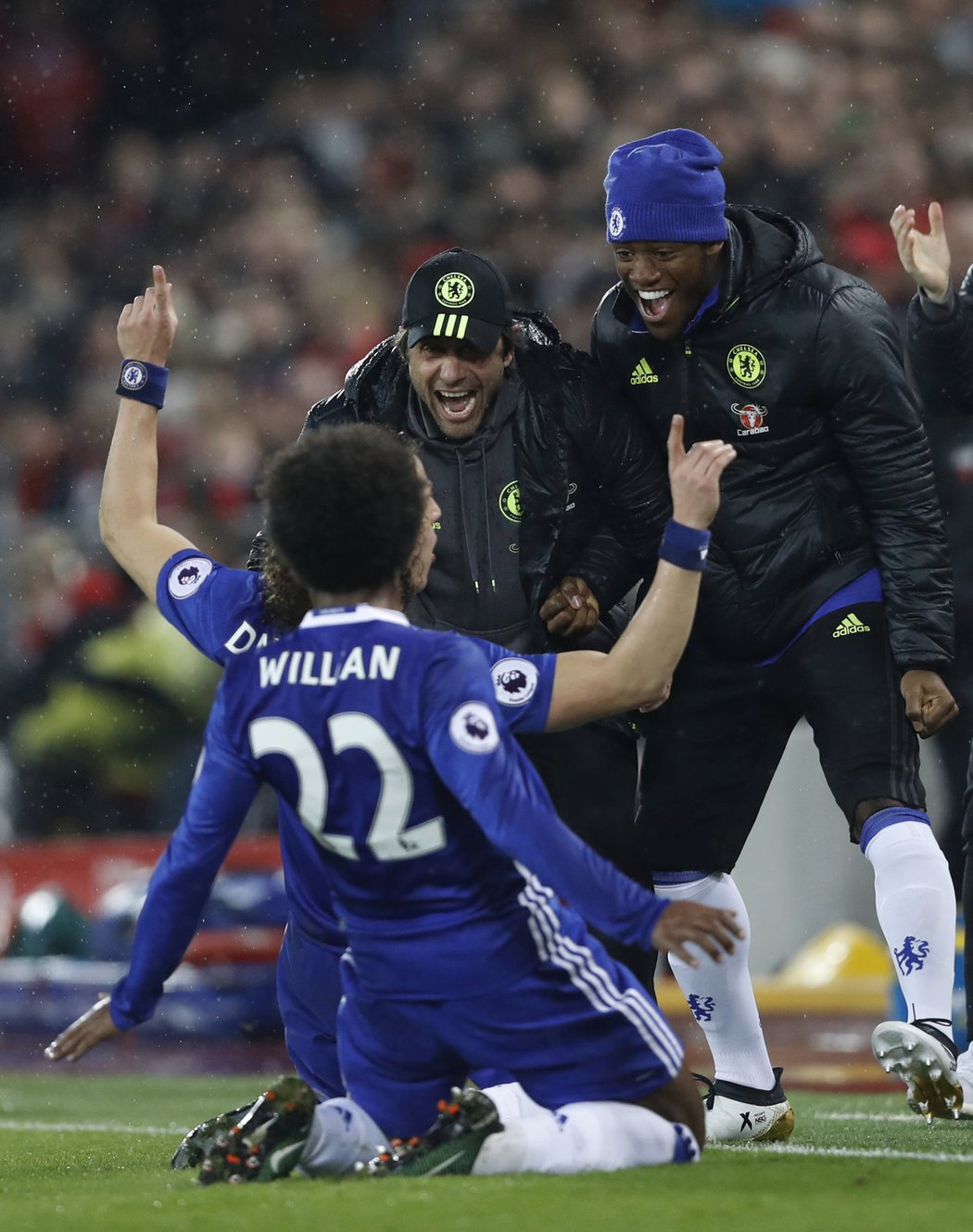 Willian, David Luiz, Antonio Conte a Michy Batshuayi slaví výstavní trefu Chelsea do sítě Liverpoolu