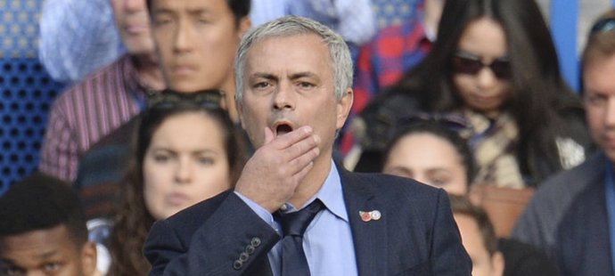 Manažer Chelsea José Mourinho při utkání Premier League proti Liverpoolu, jeho tým prohrál 1:3.