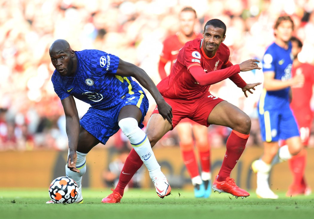 Romelu Lukaku a Joel Matip v souboji v zápase Chelsea s Liverpoolem