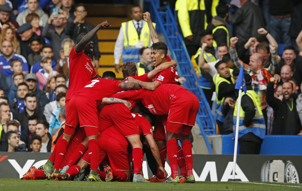 Liverpoolská radost. Liverpool vyhrál v Premier League na hřišti Chelsea 3:1.