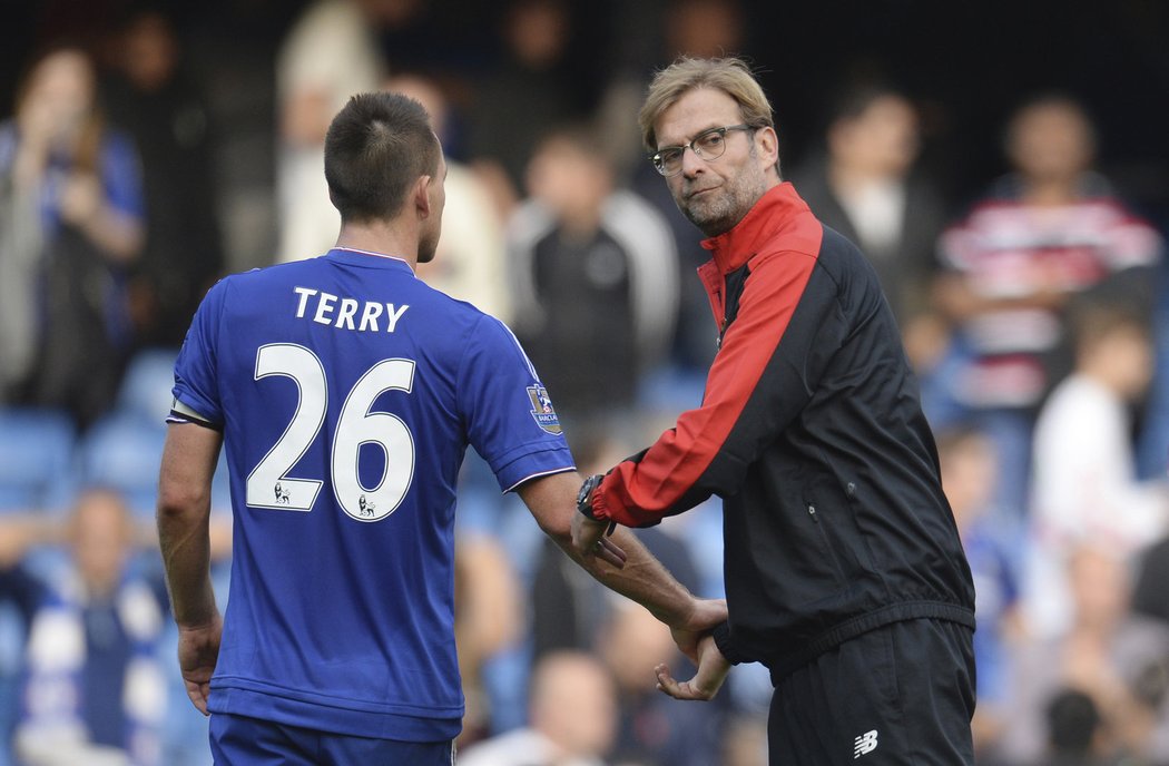 Manažer Liverpoolu Jürgen Klopp se zdraví se stoperem Chelsea Johnem Terrym.