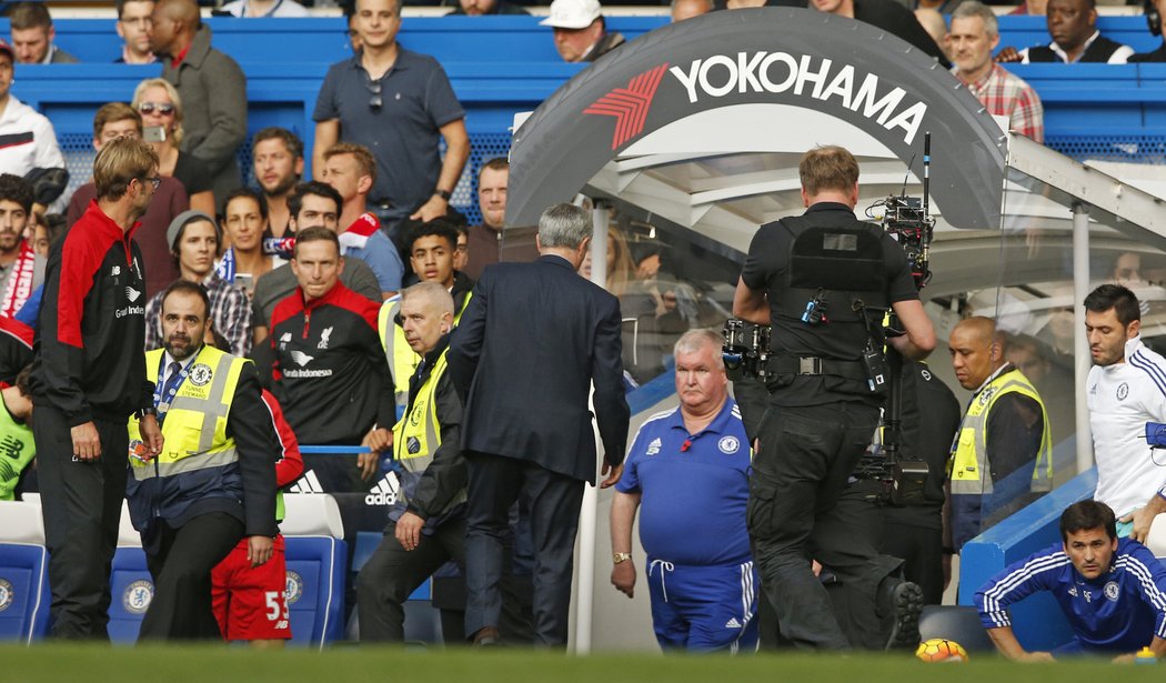 Manažer Chelsea José Mourinho mizí po zápase s Liverpoolem do útrob Stamford Bridge.