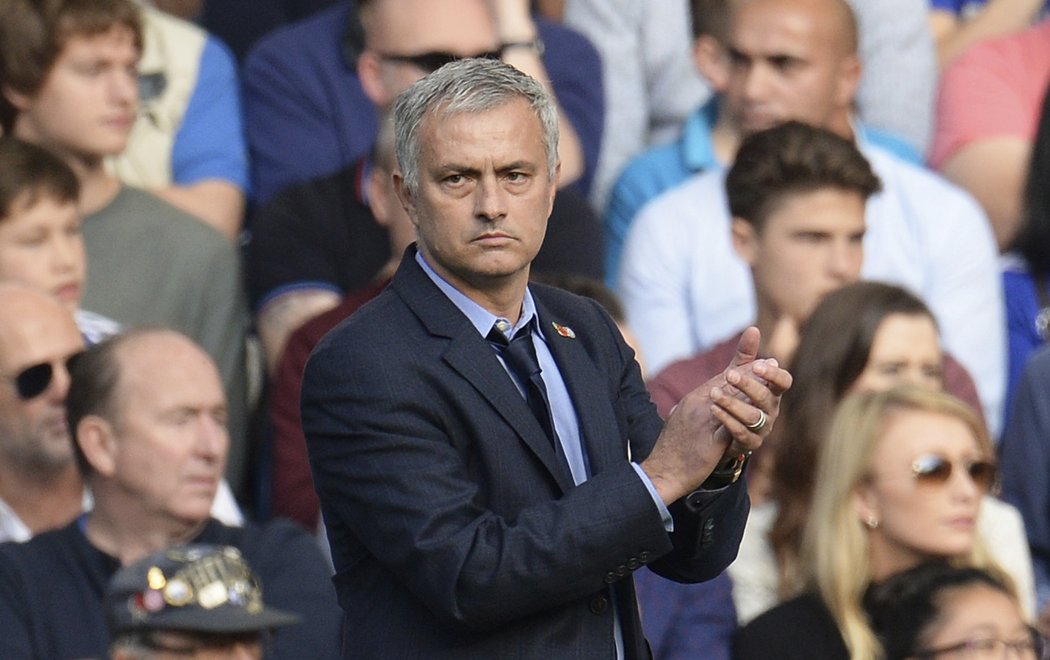 Manažer Chelsea José Mourinho sleduje marné snažení svého týmu během utkání Premier League s Liverpoolem. &#34;Blues&#34; prohráli 1:3.