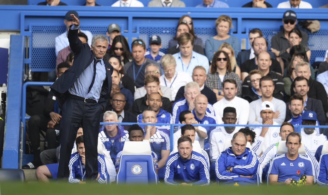 Manažer Chelsea José Mourinho sleduje marné snažení svého týmu během utkání Premier League s Liverpoolem. &#34;Blues&#34; prohráli 1:3.