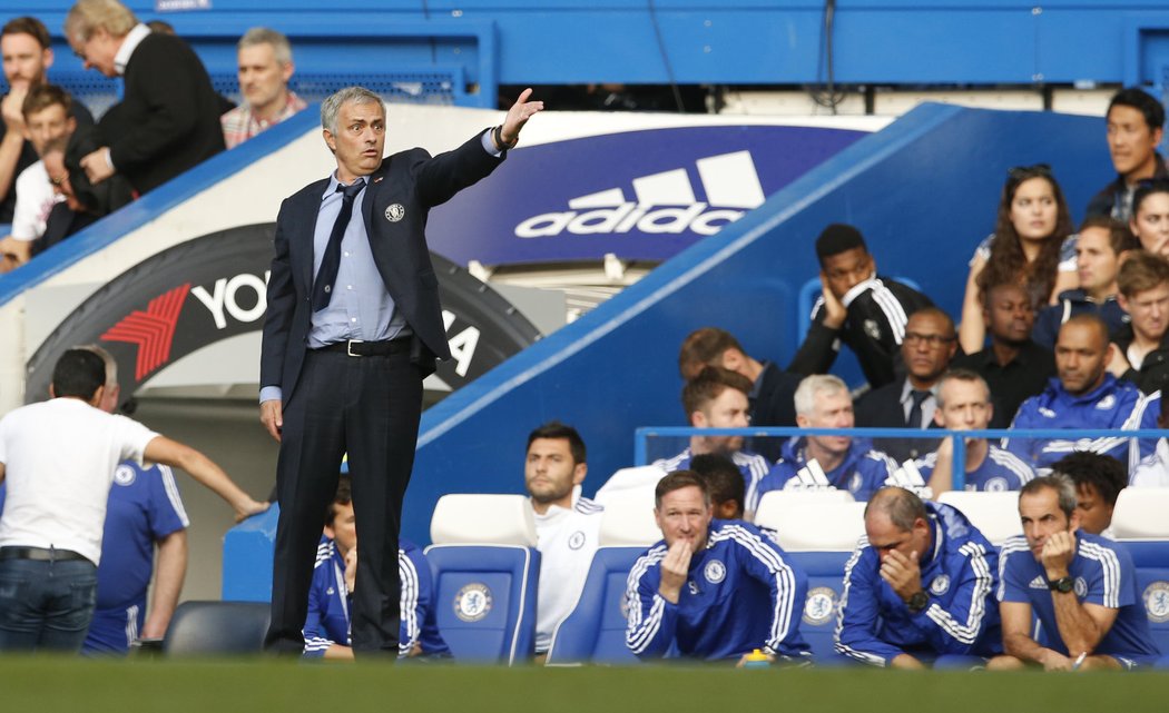 Manažer Chelsea José Mourinho sleduje marné snažení svého týmu během utkání Premier League s Liverpoolem. &#34;Blues&#34; prohráli 1:3.