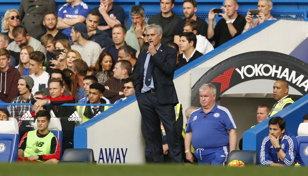 Manažer Chelsea José Mourinho sleduje marné snažení svého týmu během utkání Premier League s Liverpoolem. &#34;Blues&#34; prohráli 1:3.