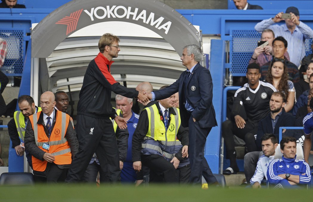 Manažer Chelsea José Mourinho si po utkání s Liverpoolem potřásl rukou s Jürgenem Kloppem. Ten byl určitě spokojenější, Reds vyhráli 3:1.