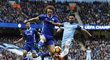 Útočník Manchesteru City Sergio Agüero se snaží vystřelit přes obránce Chelsea Davida Luize