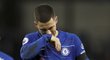 Eden Hazard smutně odchází ze hřiště po debaklu Chelsea 0:6 se City