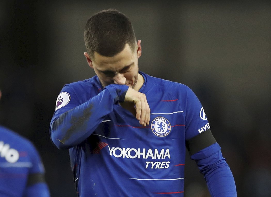 Eden Hazard smutně odchází ze hřiště po debaklu Chelsea 0:6 se City