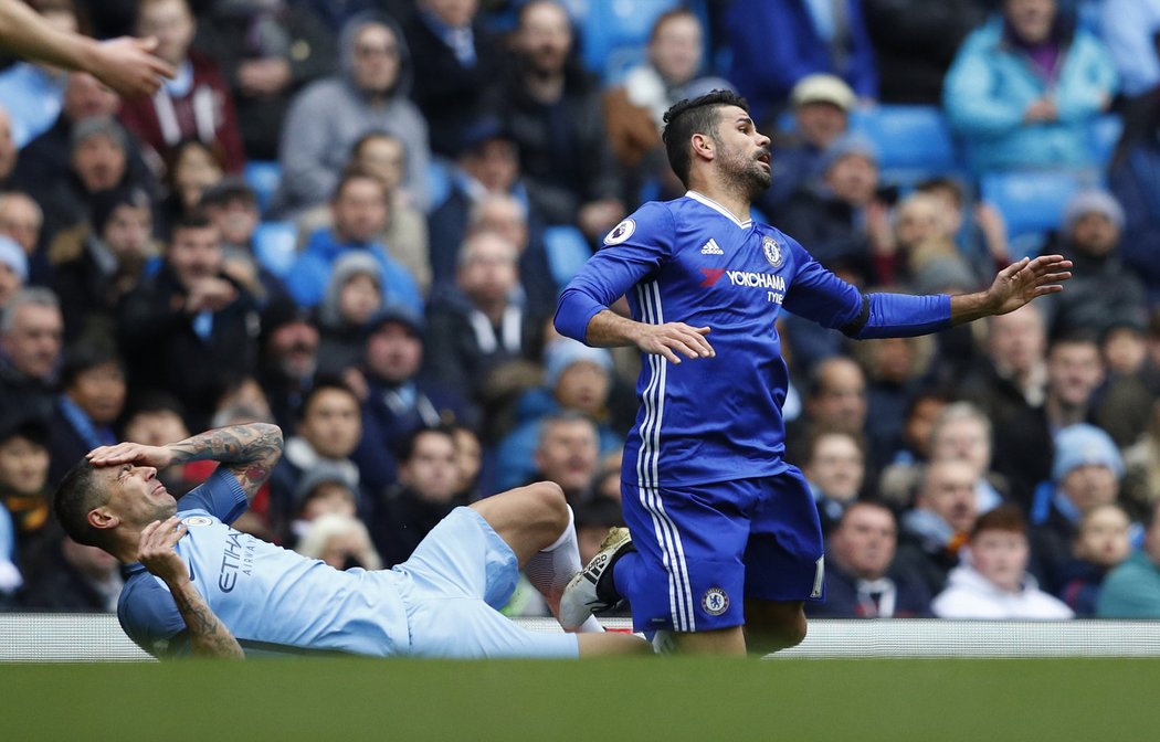 Útočník Chelsea Diego Costa v tvrdém souboji s Aleksandrem Kolarovem z Manchesteru City
