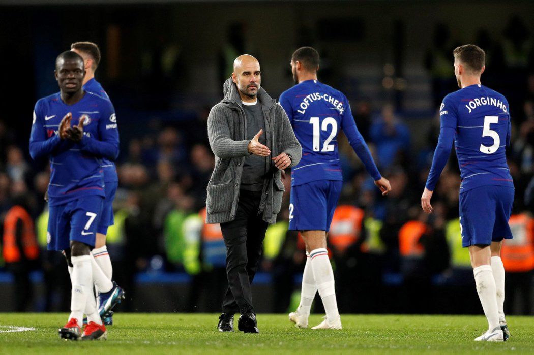 Trenér Manchesteru City Pep Guardiola gratuluje hráčům Chelsea k výhře