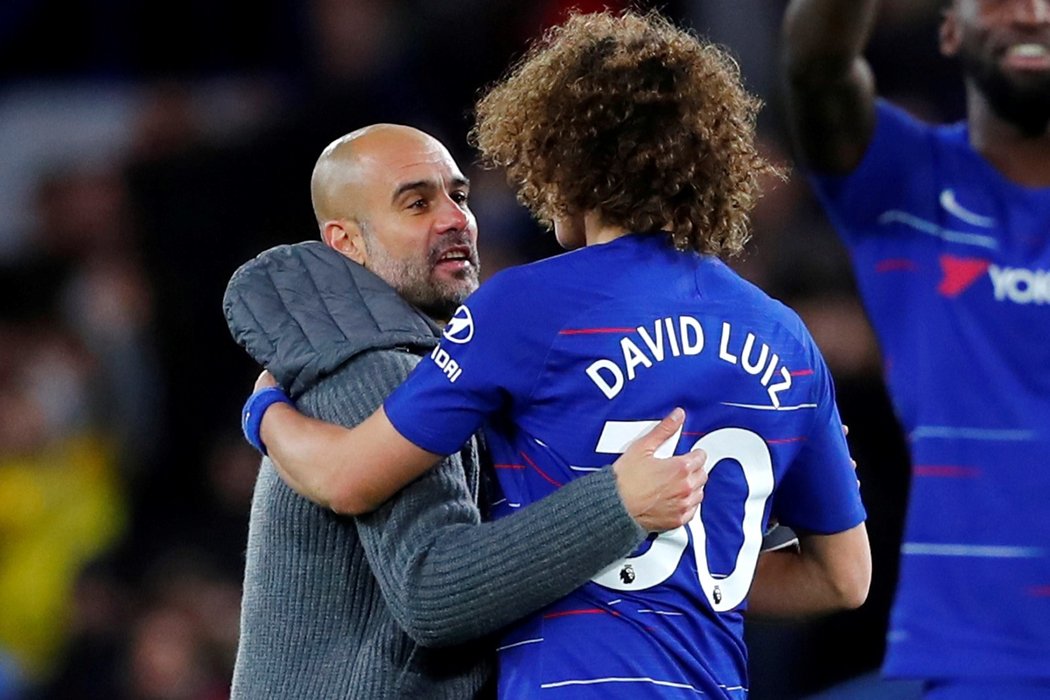 Trenér Manchesteru City Josep Guardiola se zdraví se stoperem Chelsea Davidem Luizem
