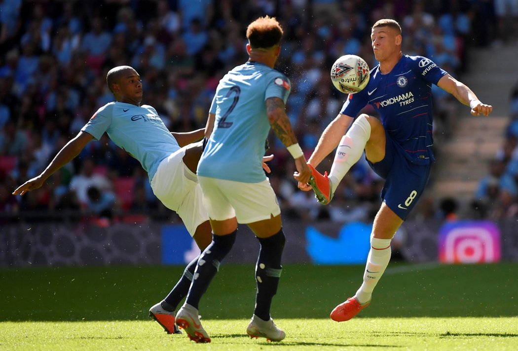 Záložník Chelsea Ross Barkley v souboji s Fernandinhem