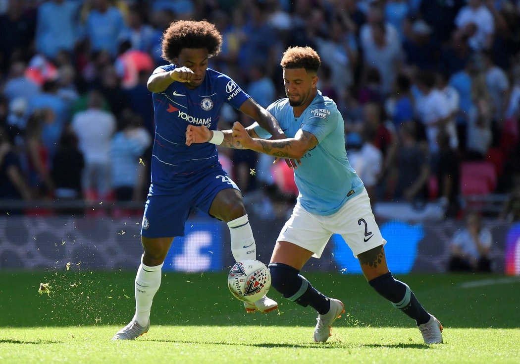 Záložník Chelsea Willian v souboji s Kyle Walkererm