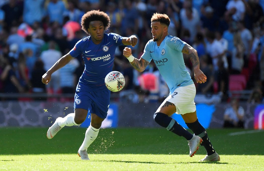 Záložník Chelsea Willian v souboji s Kyle Walkererm