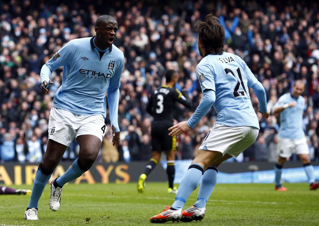 Manchester City slaví. Yaya Touré právě vstřelil gól do sítě Petra Čecha. Manchester City vyhrál v Premier League nad Chelsea 2:0